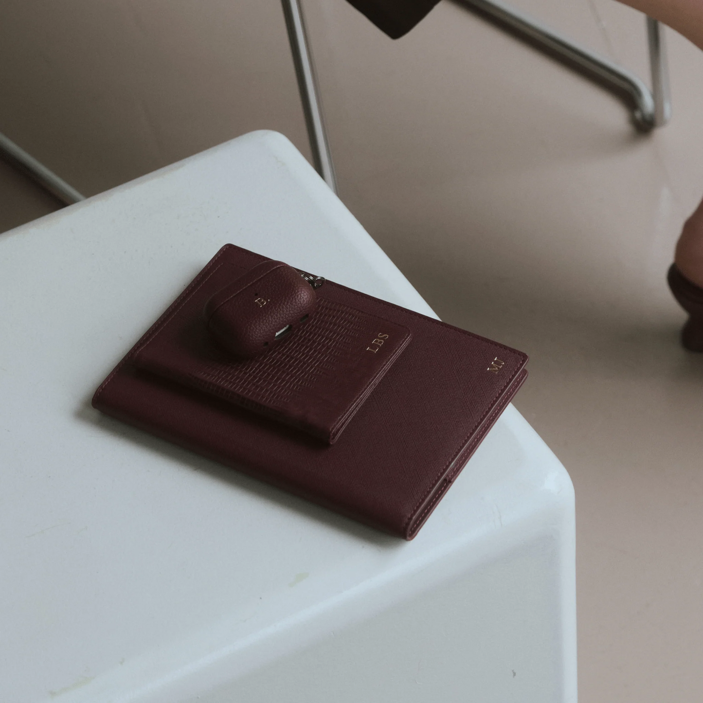 Pebble Velvet Wine — Funda Airpods Personalizada